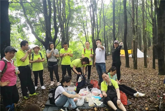 博皓人勞作過后，分享、享受美食
