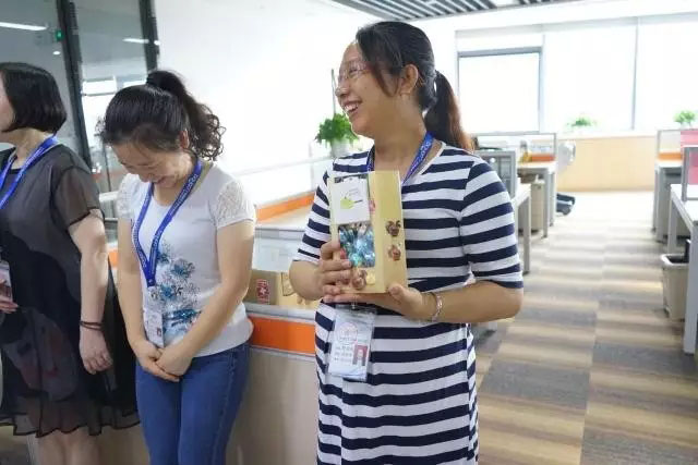 女神媽媽收到禮物后喜悅之情溢于言表，是不是很迷人呢？