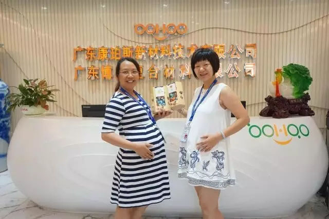 博皓家庭里銷售精英賴姐（左）和客服部黃經理（右），兩位既是精明干練的職場女精英，同時也是熱心關愛博皓家人的優雅媽媽